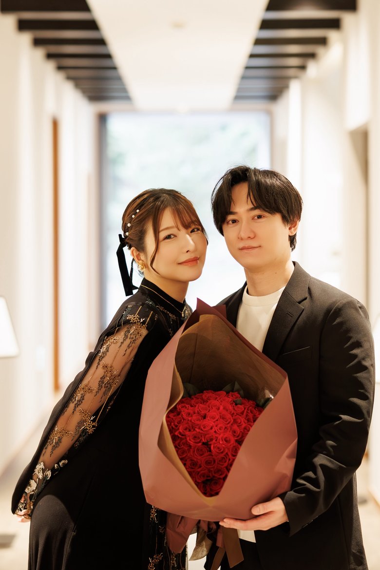 ご主人の元プロゲーマー・GreedZz（荒木碧）さんと。「繊細な性格の彼をおおらかに支えるのが自分の役目」と荒木さん
