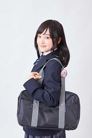 女子高生が痴漢抑止バッジをつけたイメージ