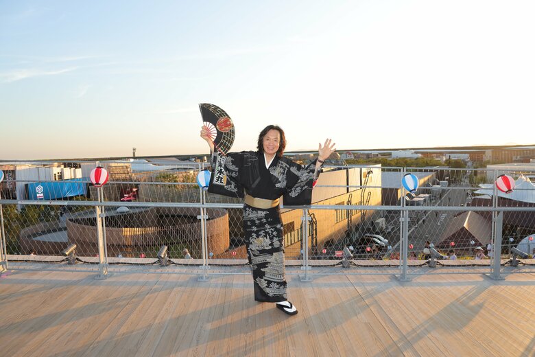 2025年大阪・関西万博での8000人盆踊りで大屋根リング上に立つ河内家さん