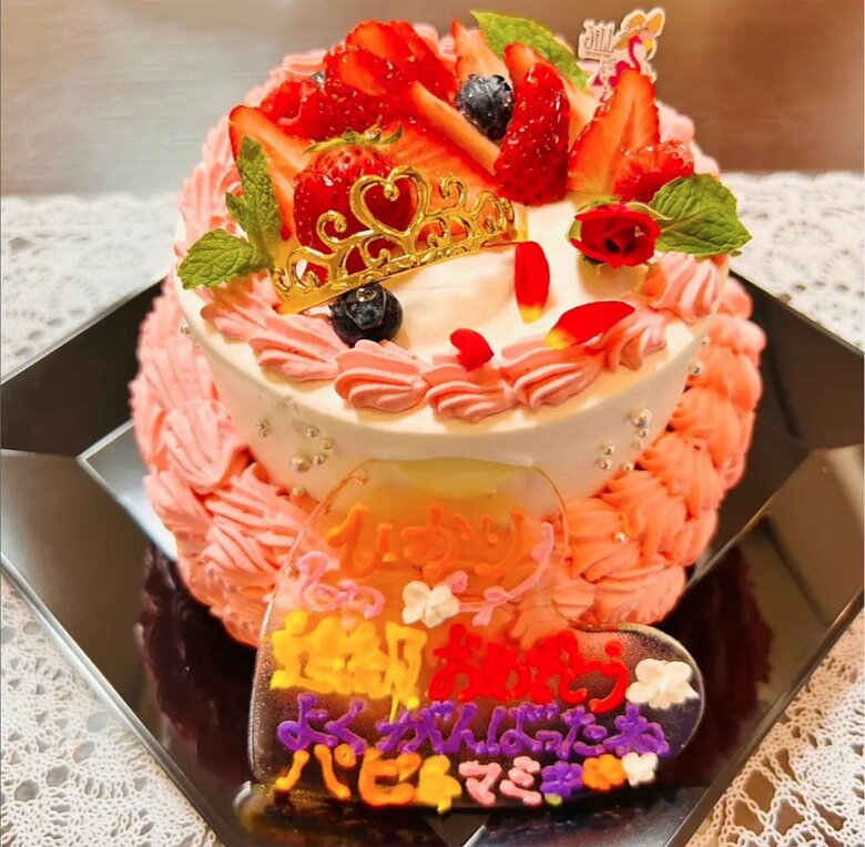 娘が順天堂大学院修士課程2年生に進級したお祝いのケーキ