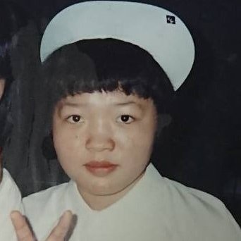 看護師時代の1枚。ピースをしながらも表情は真面目なオカリナさん