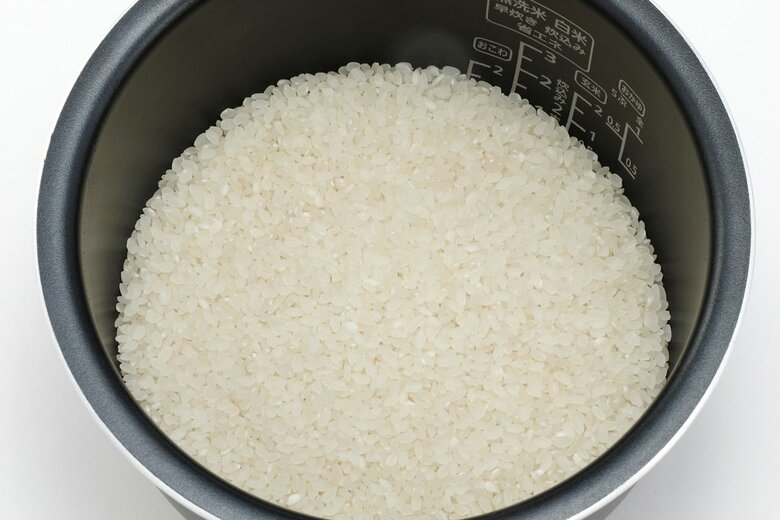 お米を30分浸漬し、水を捨てる