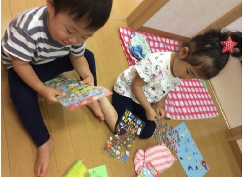 トイレに座った後に、シールを選ぶ子どもたち