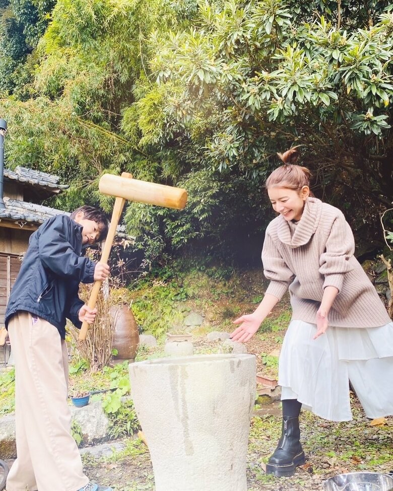 息子さんと餅つき