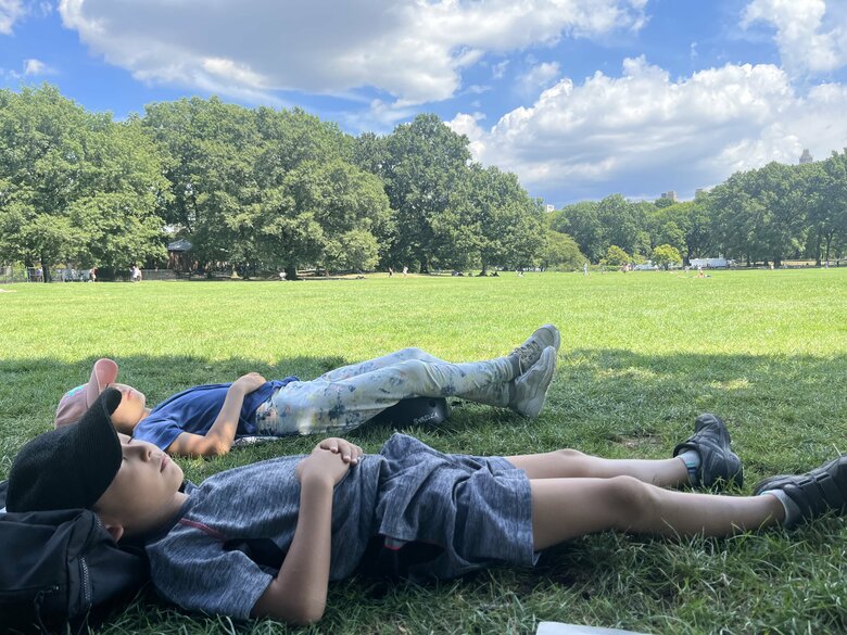 ニューヨークのセントラルパークにて。ふかふかの芝生が気持ちよさそう！