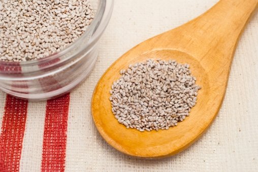 スプーンですくったチアシードの画像