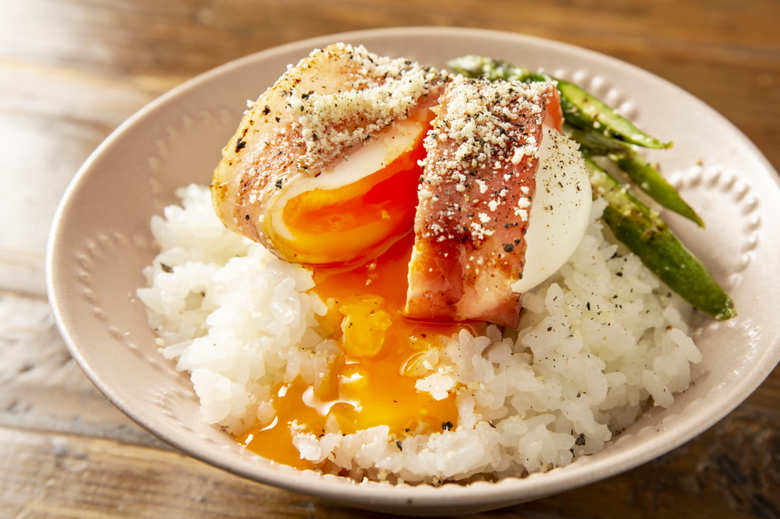 半熟卵のベーコン巻き丼レシピ「あぁ…見た瞬間にお腹が空くやつ」