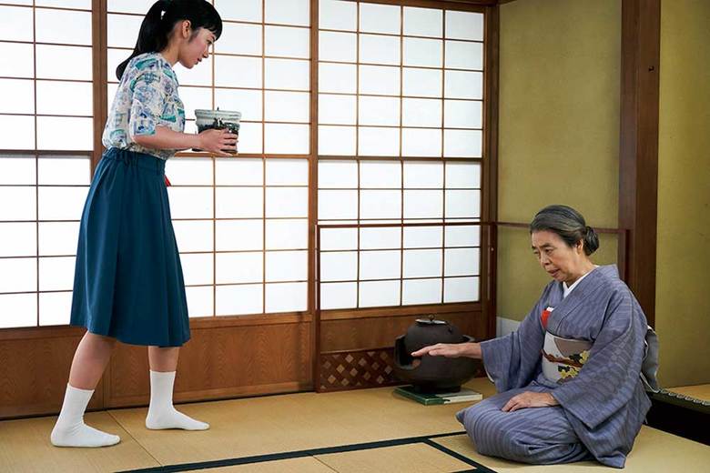 お茶の指導をする樹木希林、お茶を運ぶ黒木華