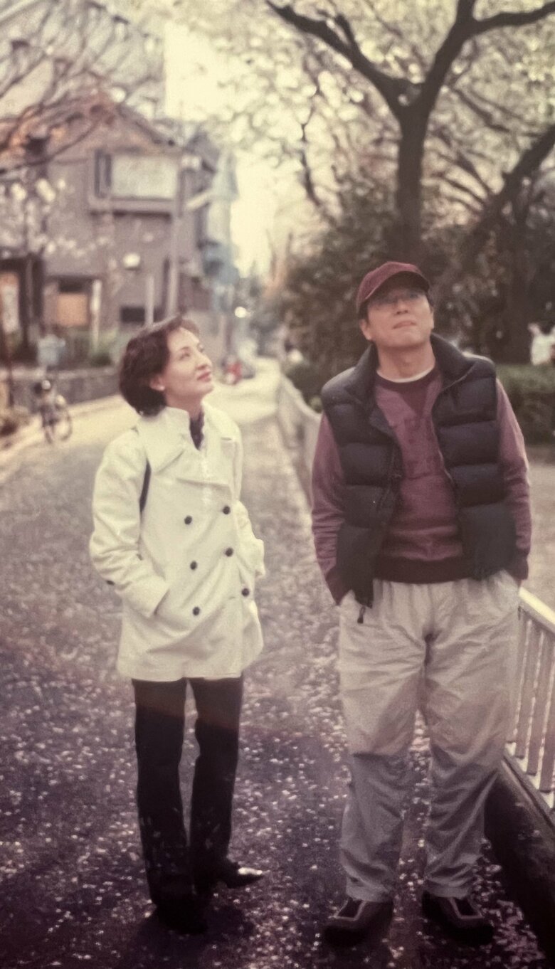 毎年桜が満開になる近所の遊歩道を2人で散歩した時の写真