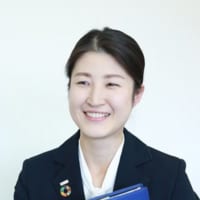 SUNSHOW GROUP三承工業株式会社 ダイバーシティ推進室　係長　SDGs担当　神田純代（かんだ すみよ）さん。社会課題をビジネスで解決していく女性チーム「チーム夢子」のSDGs推進プロジェクトのリーダーを務める。各事業部とSDGsを結び付け、インディケーター(指標)と数値目標を定め、ボトムアップ型で達成に貢献。そのほか、中小企業対象のSDGsコーチング、講演活動、「2030SDGs」ファシリテーターも務める。