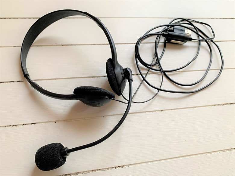 筆者私物のヘッドセット（エレコム HS-102UBK）2000円程度で購入可能。