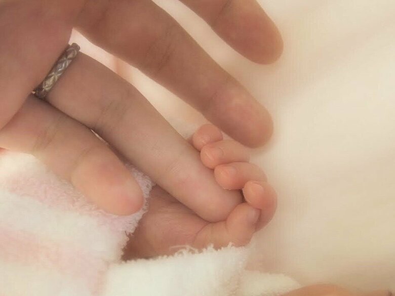 信じられないほど小さな手！ママになった幸せを噛み締める一枚