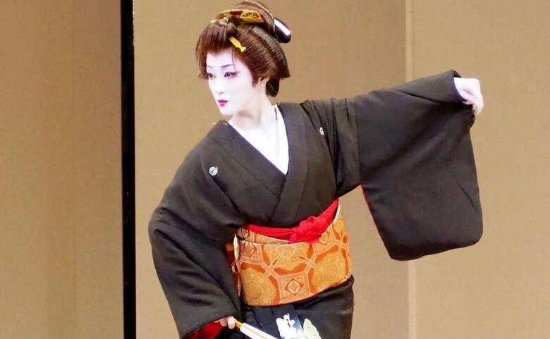 日本舞踊を踊る五月千和加さん