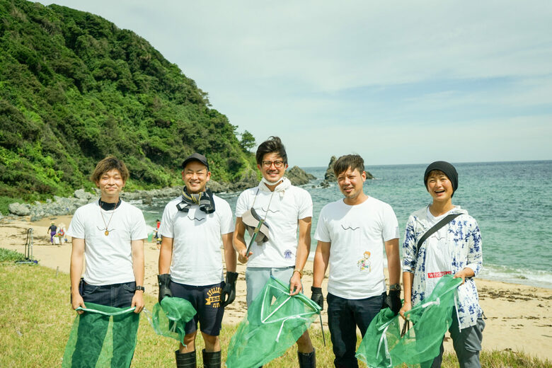 若手漁師を中心に立ち上げた一般社団法人シーソンズのメンバー。海が荒れて漁に出られないときを中心にゴミ拾いする（一番右が本田さん）
