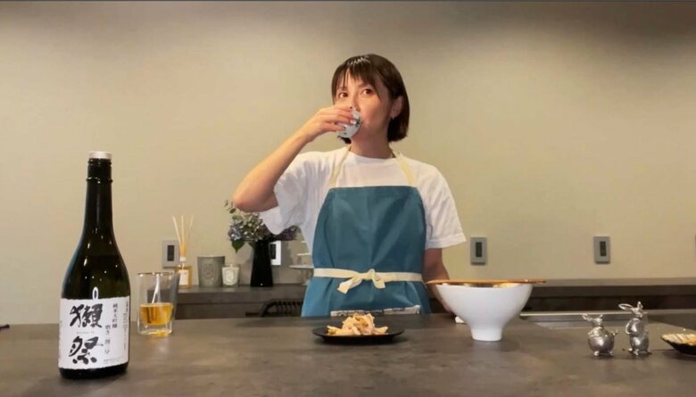 YouTubeの撮影で誕生日に父親からプレゼントされた日本酒をいただく奥菜さん
