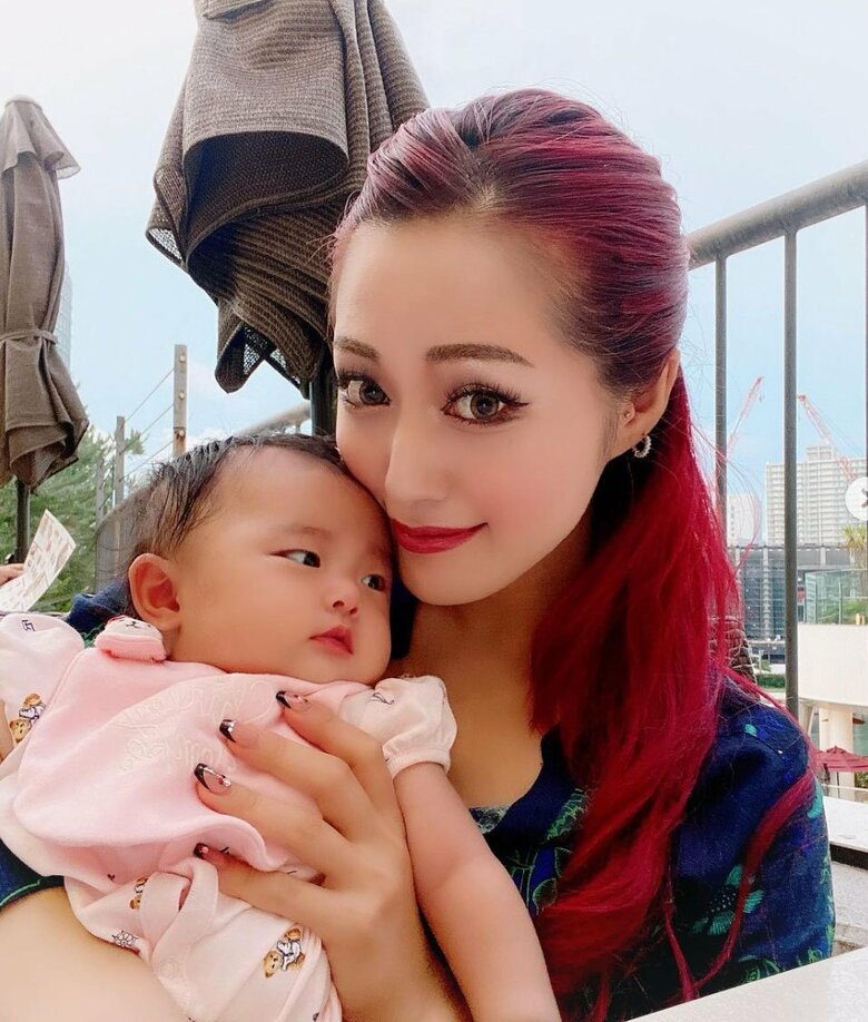 我が子を抱いて