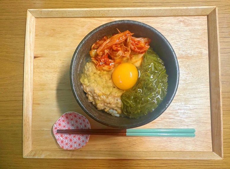 晩ごはん定番メニュー。玄米ごはんに、納豆＋めかぶ＋きむちに生卵を落として
