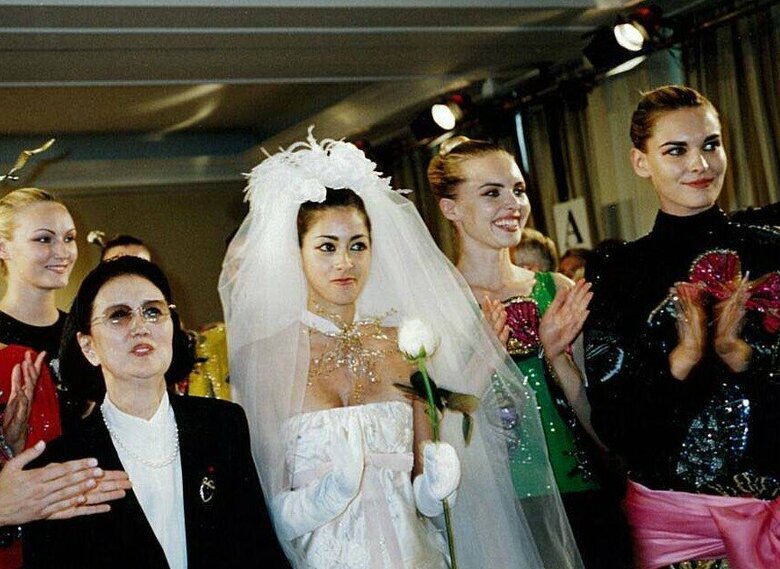 パリコレに出演した際に純白のドレスに身を包む森泉さん（写真中央）と祖母でファッションデザイナーの森英恵さん（写真左）