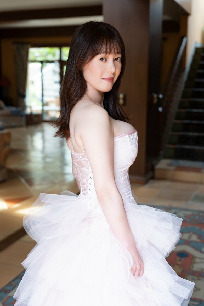 今年11月に発売したデジタル写真集『TOMOKA』（集英社）より