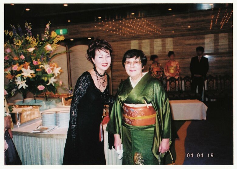 菊田一夫演劇賞を受賞したときのパーティーでお母さんと記念撮影