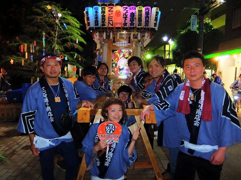 東京都武蔵野市の三谷通り商店会でおみこしをかつぐメンバー