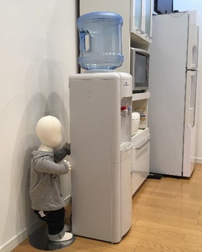 ウォーターサーバーの背面にある高温の温水タンクに触れやけどを負った事例を再現したもの（提供：製品評価技術基盤機構）