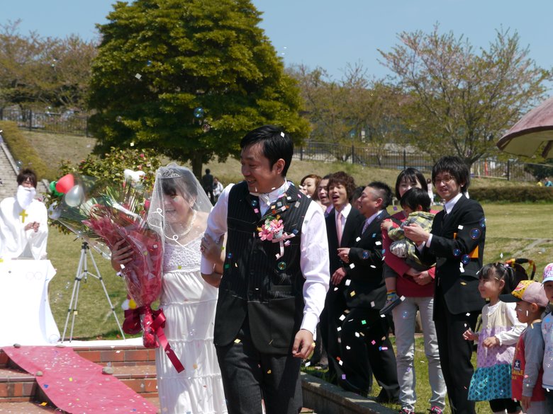 睦さんが亡くなる2か月前、仲間達がサプライズで結婚式を開いてくれた