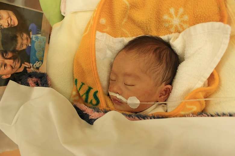生後9日目に絵里さんがGCU（新生児回復室）で撮影した愛子ちゃんの写真