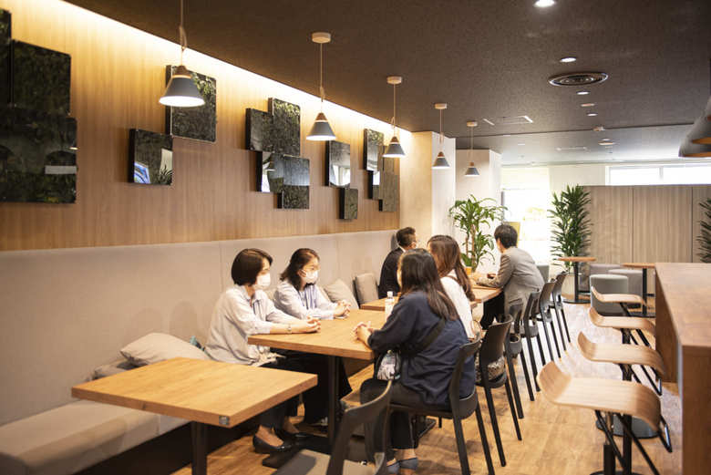 健康快活であることが明るい売り場づくりにつながるという観点から、休憩スペースなどの充実にも注力。本社ビル内にある休憩スペースにはベンダーも完備され、リラックスムードも満点。従業員同士のコミュニケーションの場として欠かせない存在となっている。