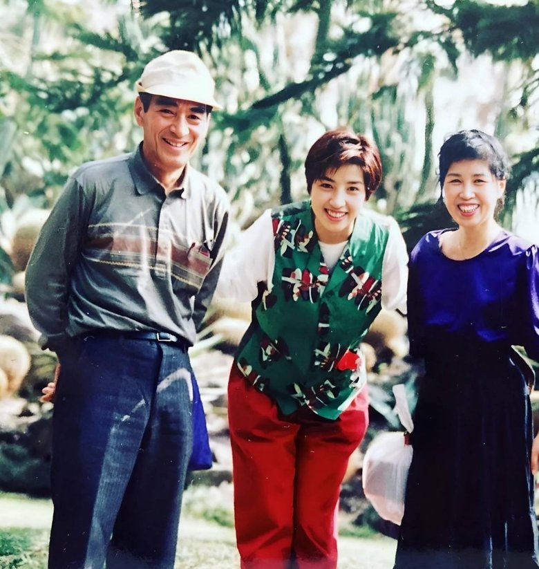 22歳のころの愛華みれさんとご両親