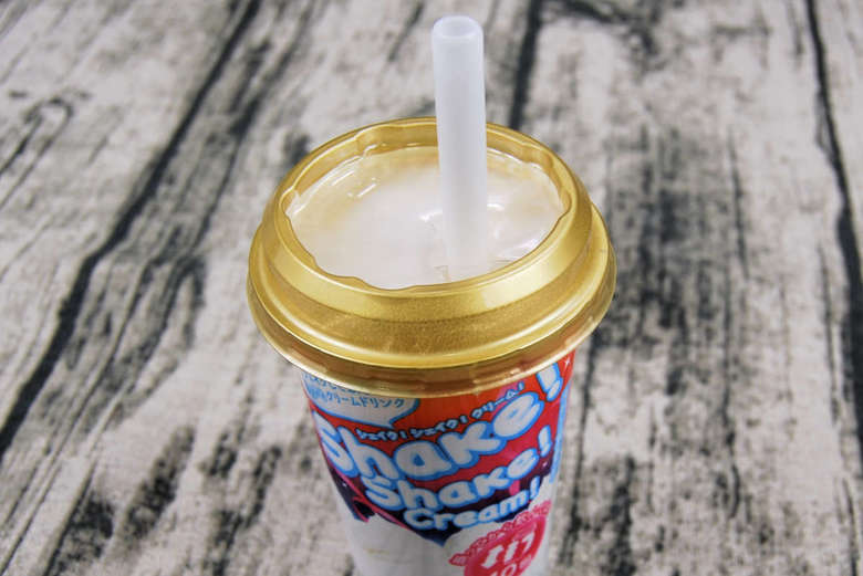 ファミマの人気スイーツ「シェイク! シェイク! クリーム!」の実物画像03