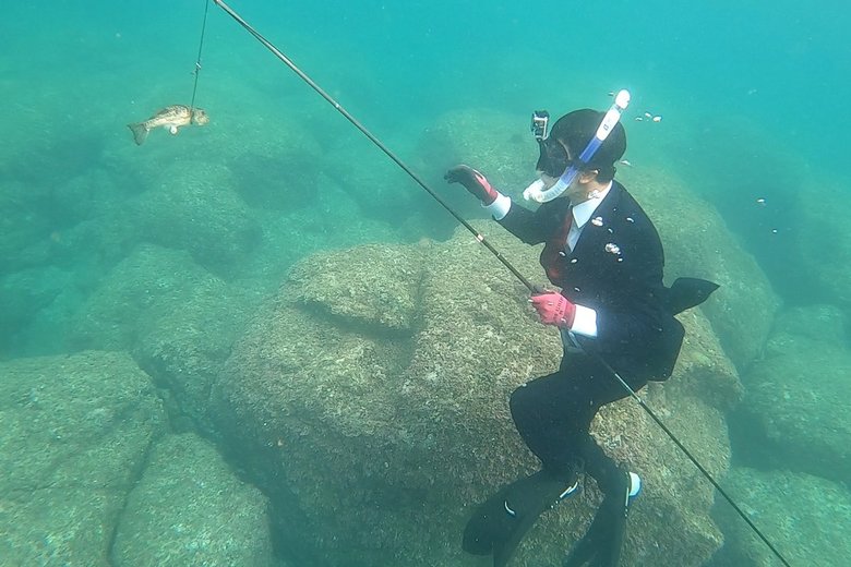 スーツで素潜りをして見事魚をキャッチ