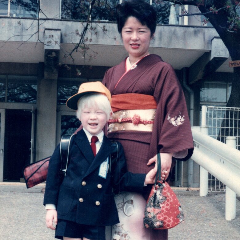 粕谷さんの入学式に母・友子さんと