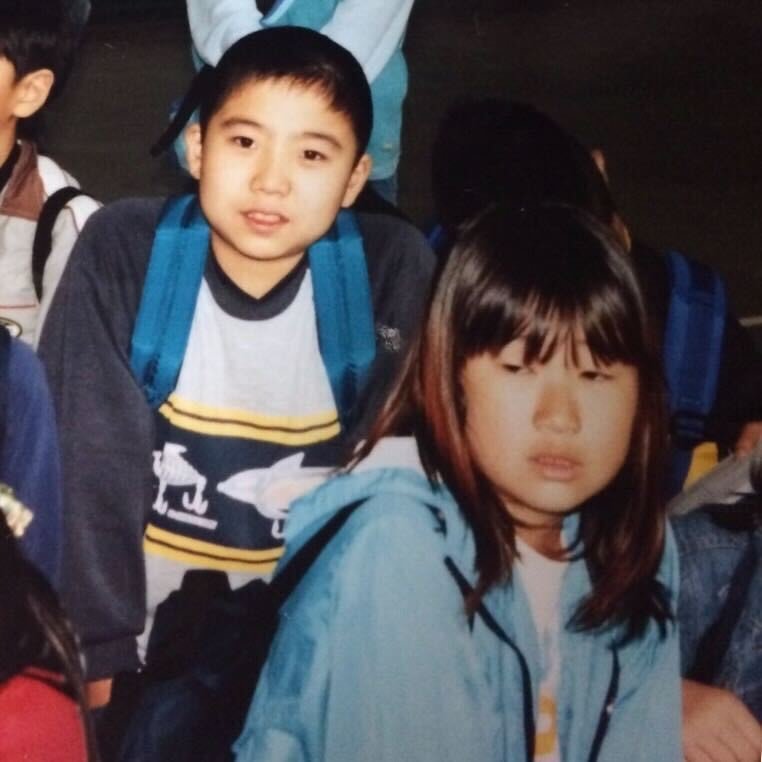 小学校時代の足の裏さん（右）。左側は、後に夫となるあつろーさん