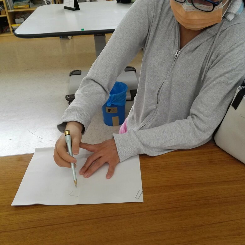 事故から1年後、右手は義手にて文字を書く練習中