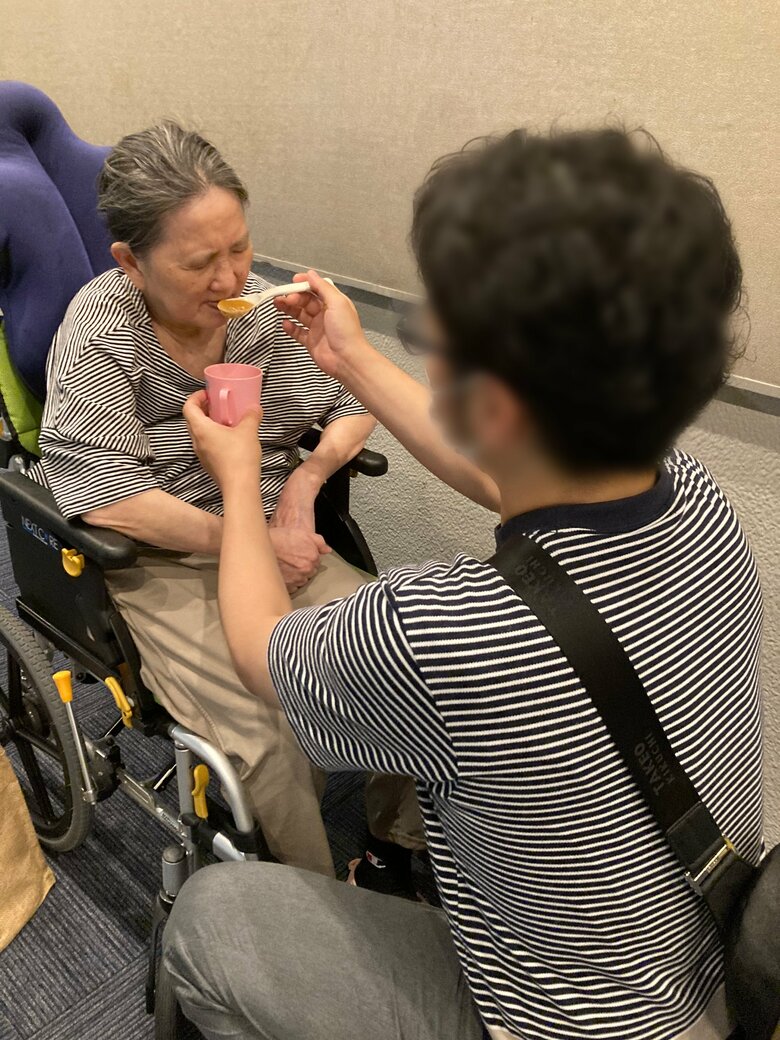 手慣れた様子で食事の介助をする夫