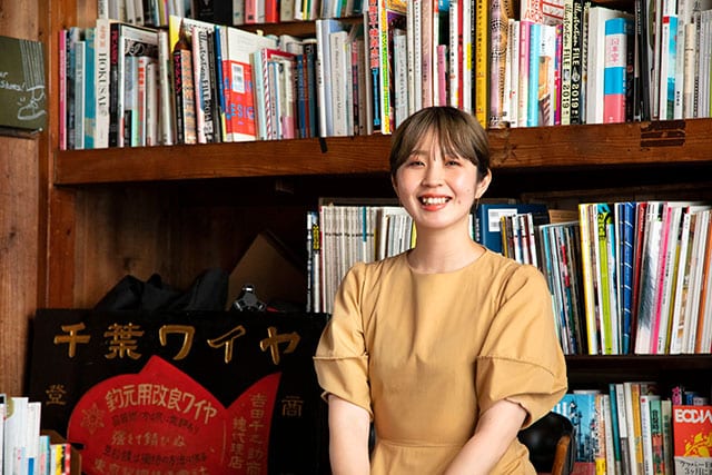 三根かよこさん：1986年生まれ、千葉市出身。リクルートで約6年間、制作ディレクターとして勤務する。在勤中に桑原デザイン研究所に通いデザインを学ぶ。2017年、社会文芸誌『たたみかた』創刊。クライアントワークスとともに、アタシ社を運営する。