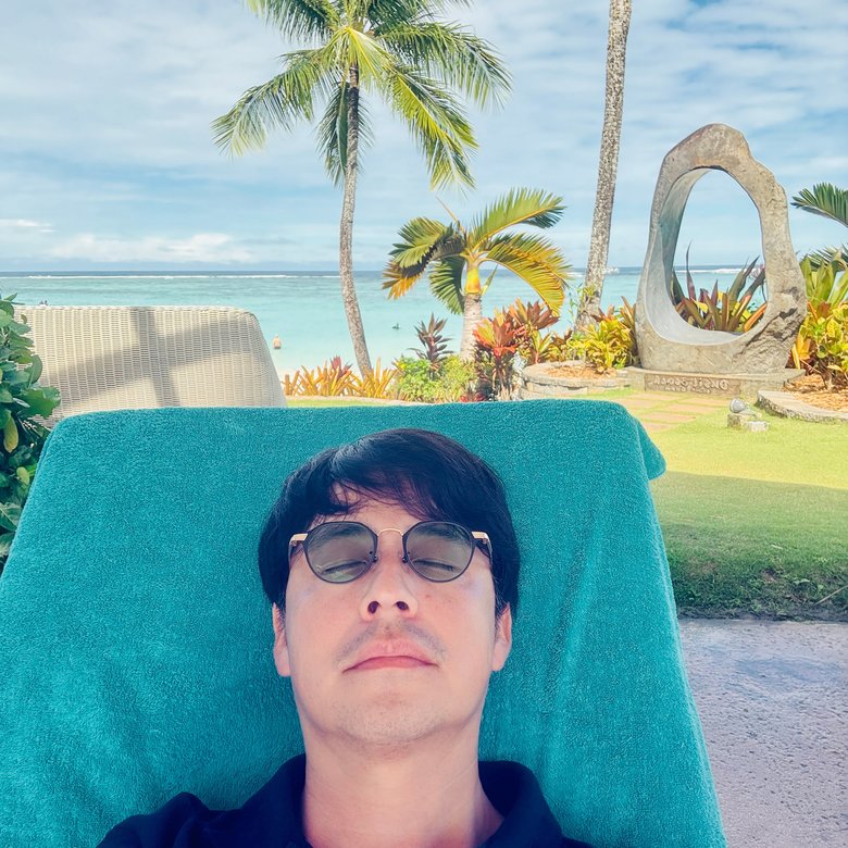 オフタイムのUKさん。定期的にひとりの時間をもち、自分と向き合うことを大事にしているそう