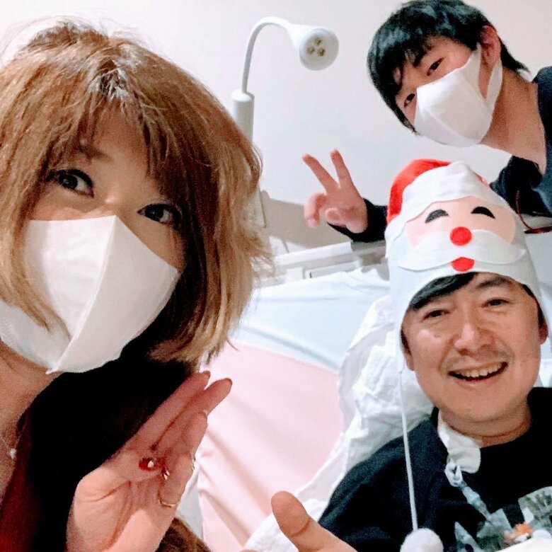 三男と共に入院中の笠井さんと一緒に病室でクリスマスを楽しんだ