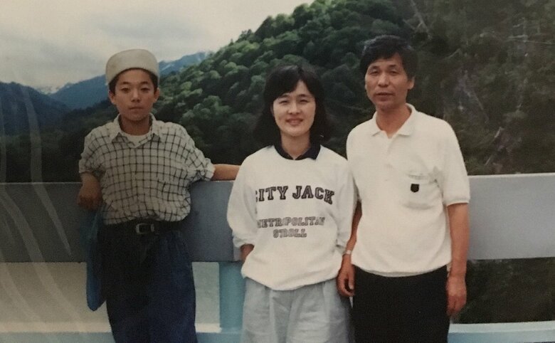 スラリとしたスタイルがそっくり！旅先で両親と