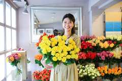 「今、行かないと一生後悔する」アフリカのバラと出会い、たった一人で花屋を始めた私の10年