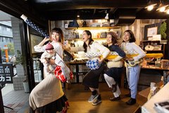 「どこに預ければ!!」育児で仕事を辞めた女性が作る抱っこ紐カバー「約10万個以上売れた」訳