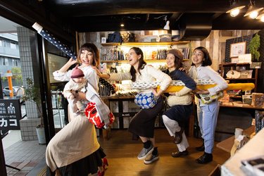 「どこに預ければ!!」育児で仕事を辞めた女性が作る抱っこ紐カバー「約10万個以上売れた」訳