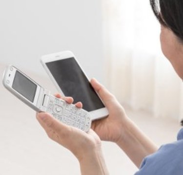 未だにガラケーは恥ずかしい!? スマホ肯定派とガラケー推しの論争が勃発