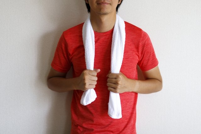 運動する旦那さんの画像