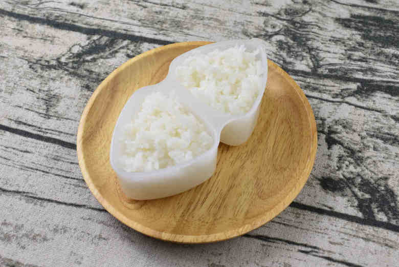 セリアのおすすめキッチン用品「おにぎりなるほど押し型三角」の実物画像2