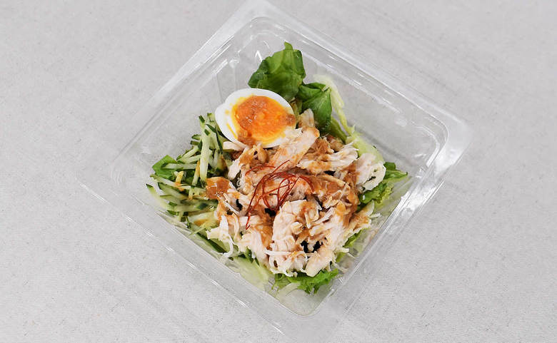 セブンイレブンのおすすめサラダ「蒸し鶏とたまごのバンバンジーサラダ」の実食画像