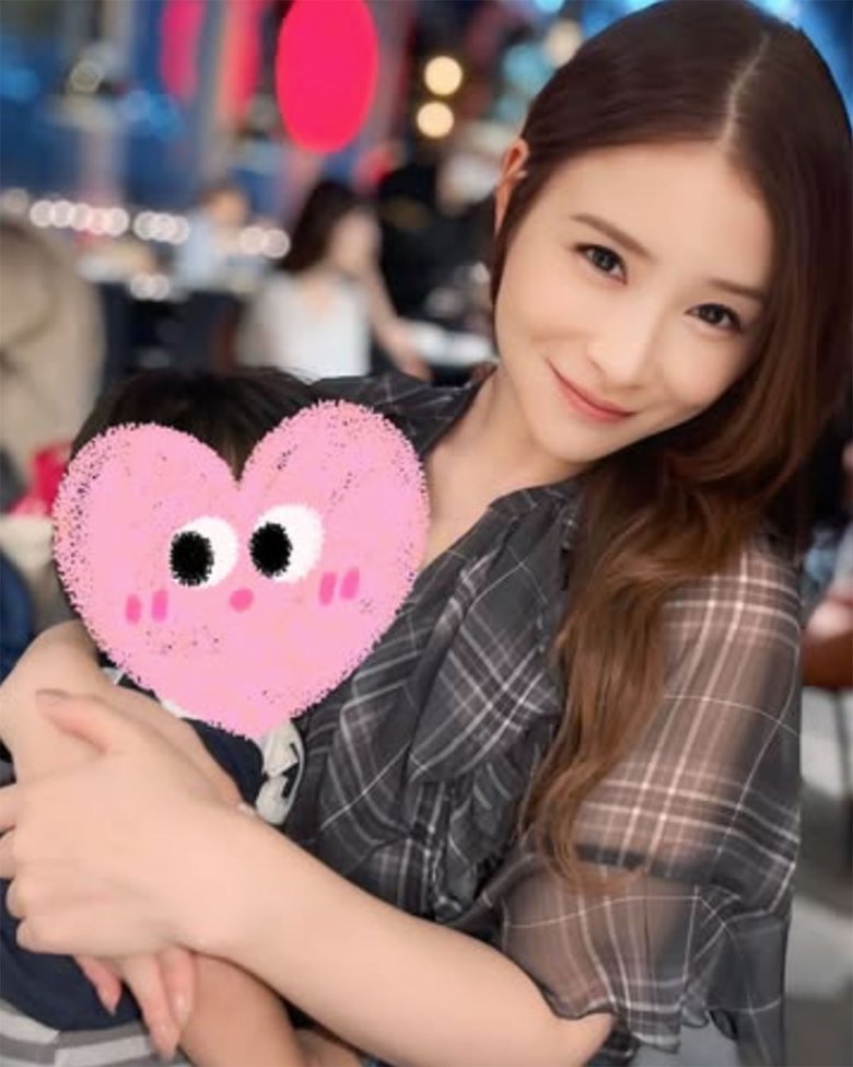 現在43歳。1児のママとは思えないほど相変わらずお美しい