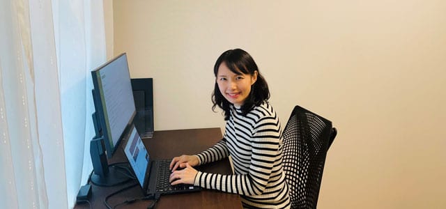 リモートワークしている河内さん