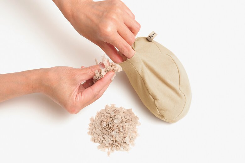 神田さんが販売する「リプロバランスパッド」。胸の大きさや形に合わせ、中に入れるチップの量を調節できます